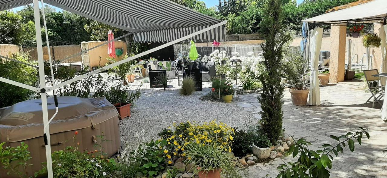 Le Mas D'Hubert LʼIsle-sur-la-Sorgue المظهر الخارجي الصورة